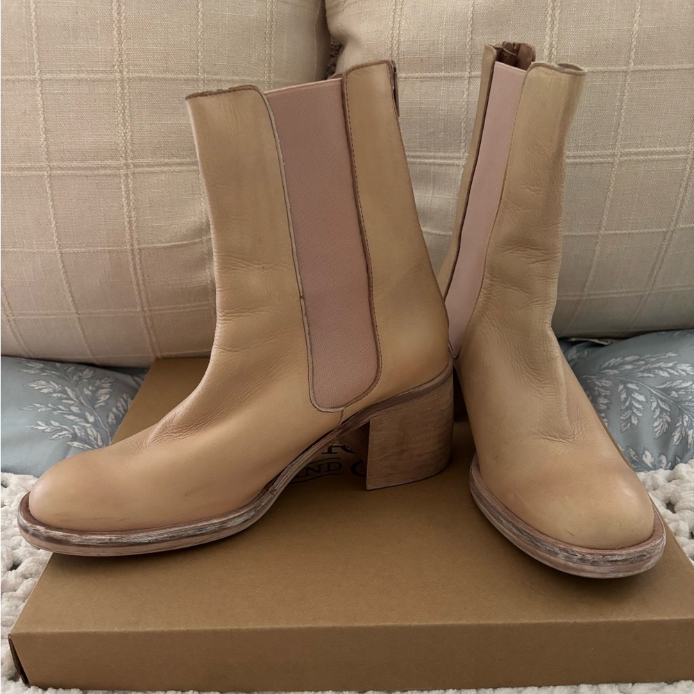 Free People Cream Leather Chelsea boots Ankle size 40 (9-9 1/2) women’s